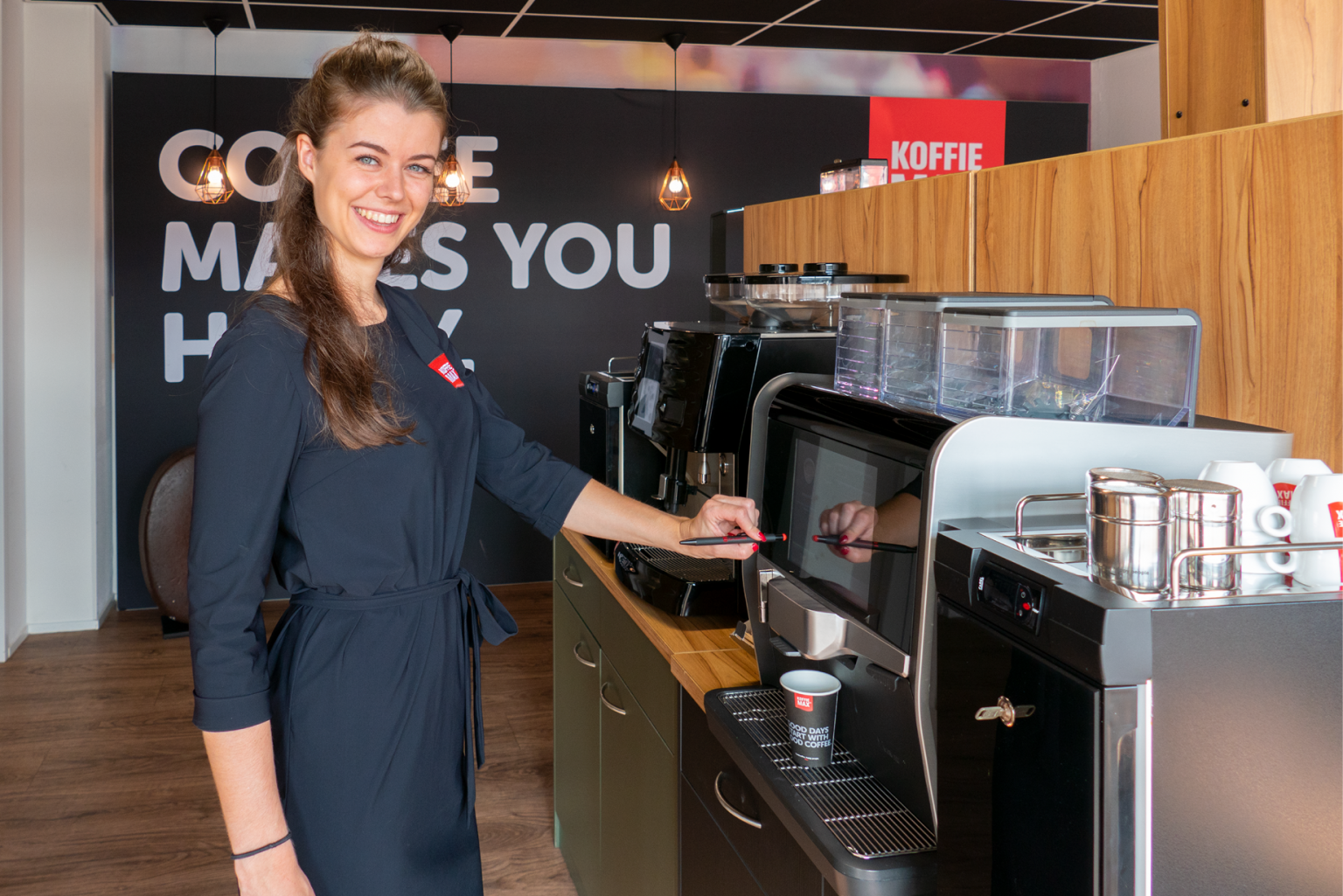 Koffiemax apparaten en medewerker